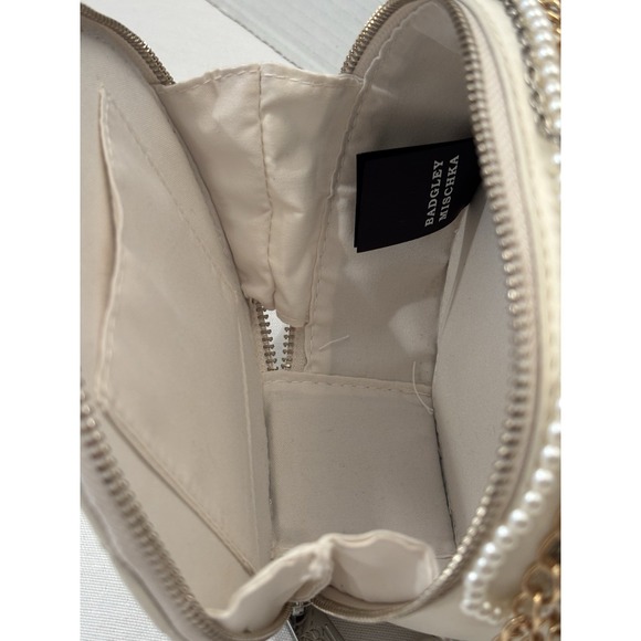 Trandy Off White BADGLEY MISCHKA Round Quilted CrossbodyBag Pearls &G/S Chains - Picture 5 of 7